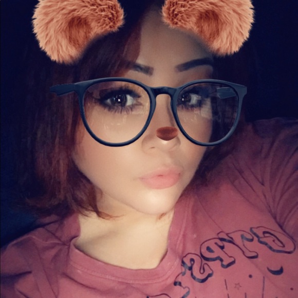 Meet your Posher, Claudia - Picture 1 of 1